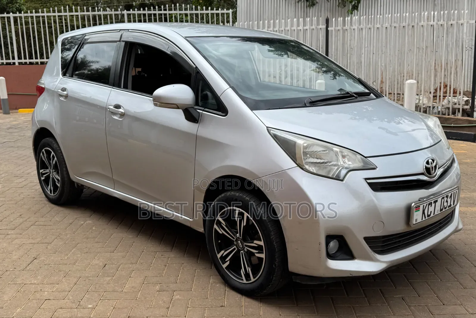Toyota Ractis 1.5 FWD 2012 Silver