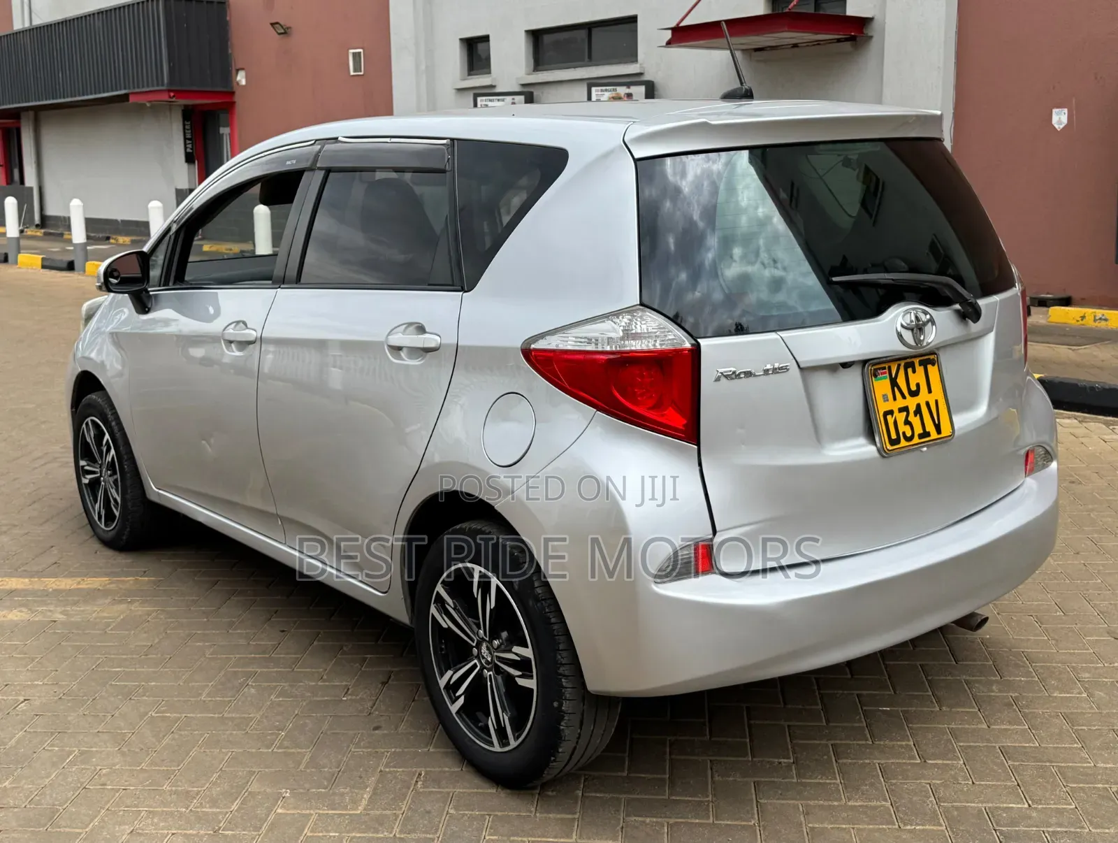 Toyota Ractis 1.5 FWD 2012 Silver