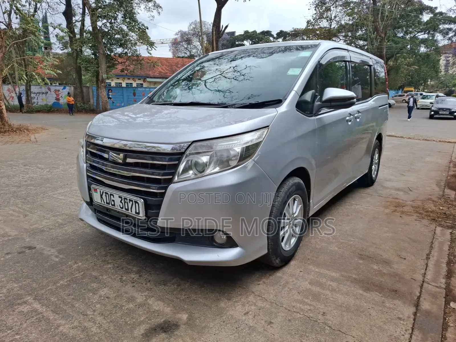 Toyota Noah 2.0 FWD (8 Seater) 2015 Silver