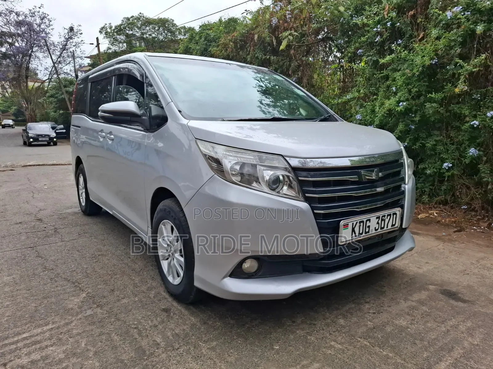 Toyota Noah 2.0 FWD (8 Seater) 2015 Silver