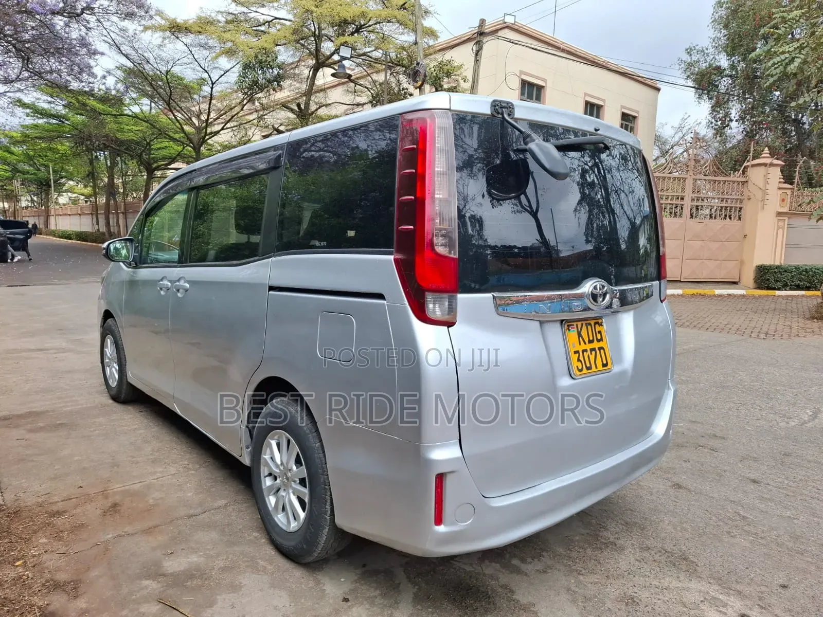 Toyota Noah 2.0 FWD (8 Seater) 2015 Silver