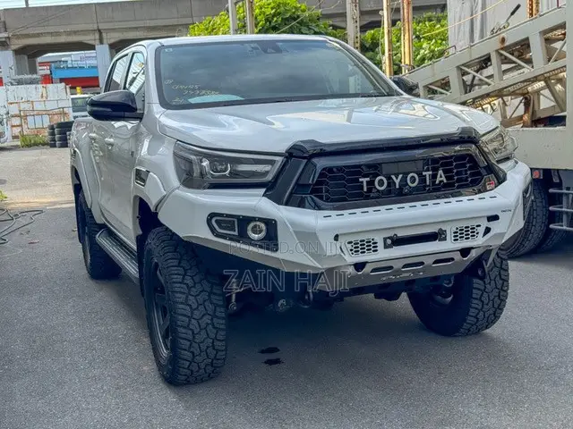 Toyota Hilux 2023 White