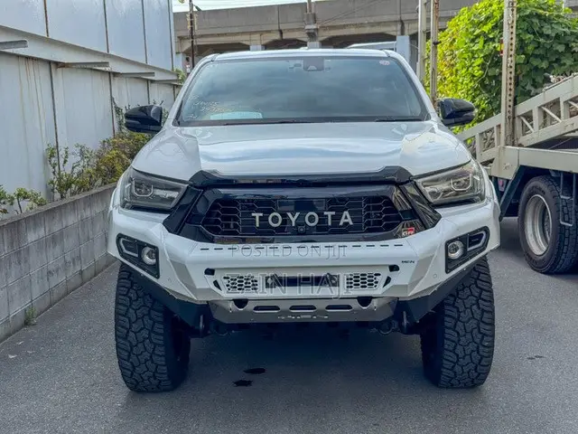 Toyota Hilux 2023 White