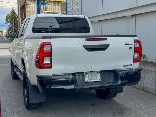 Toyota Hilux 2023 White