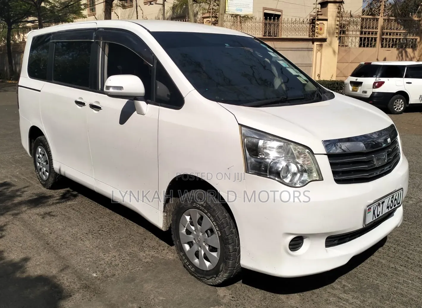 Toyota Noah 2012 Off white