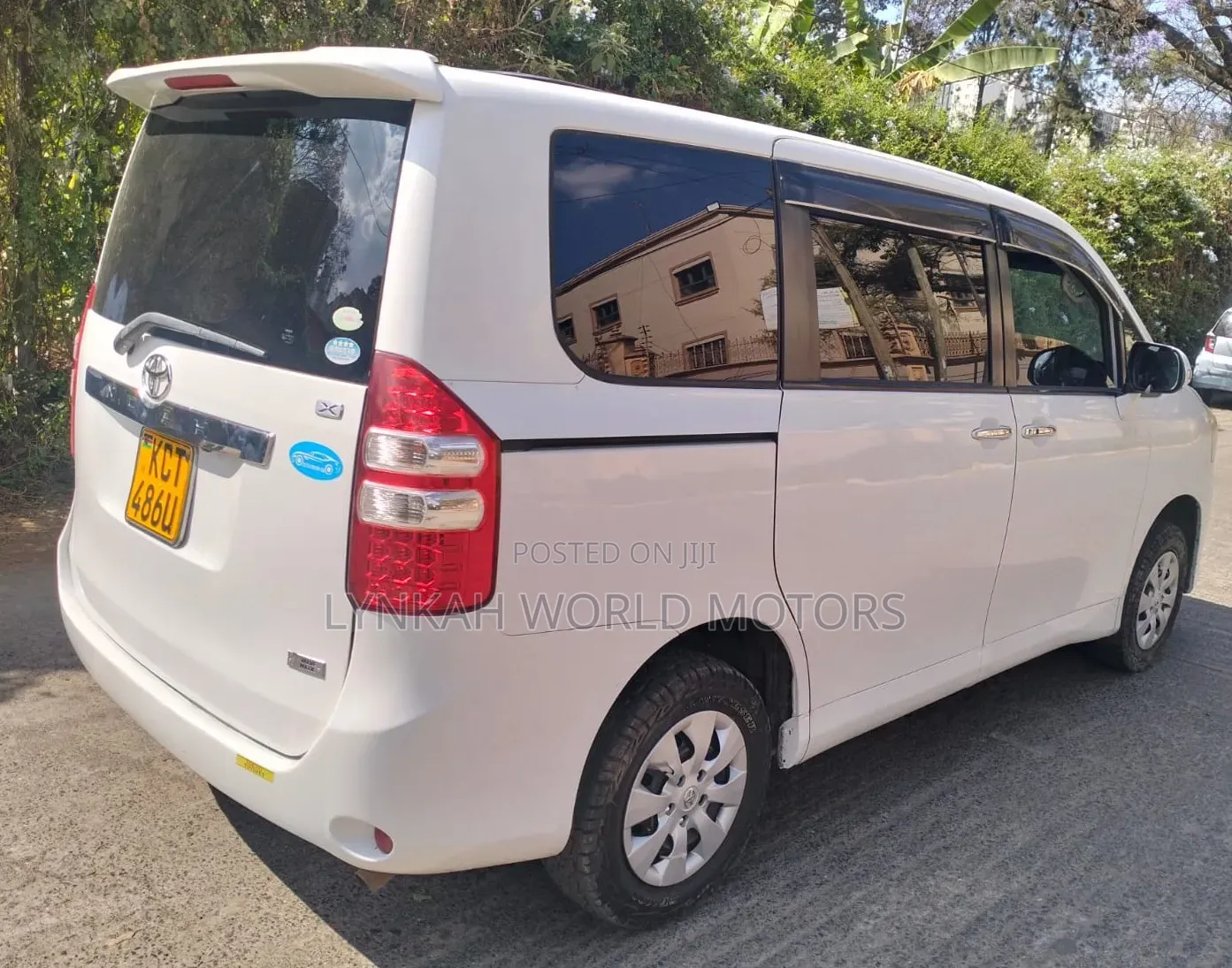 Toyota Noah 2012 Off white