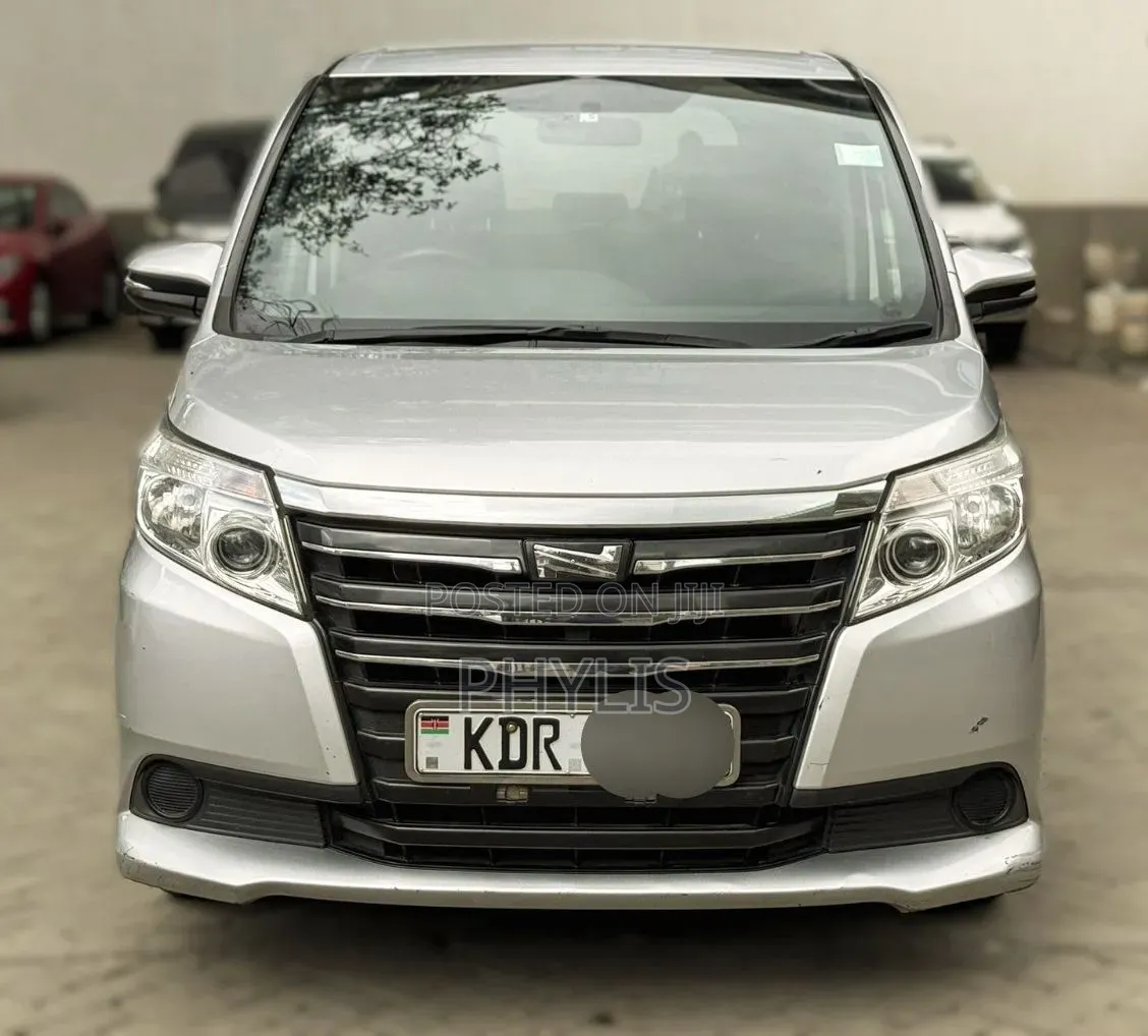 Toyota Noah 2017 Silver