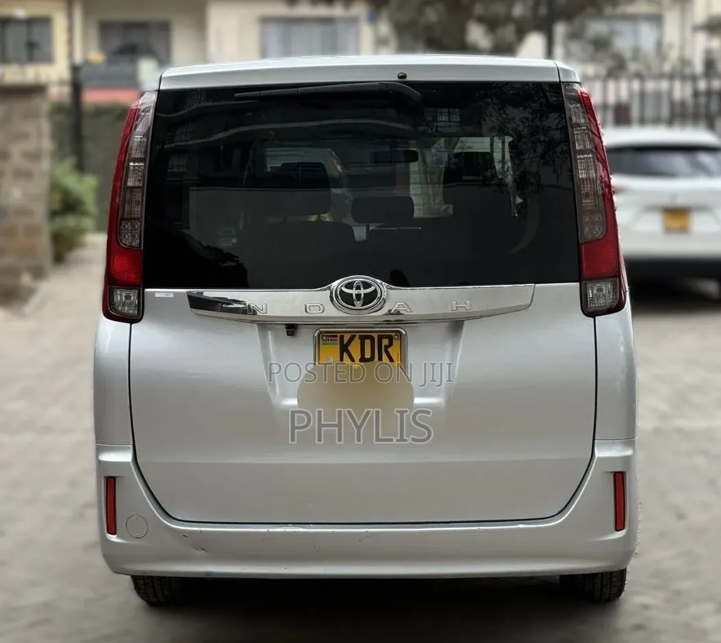 Toyota Noah 2017 Silver
