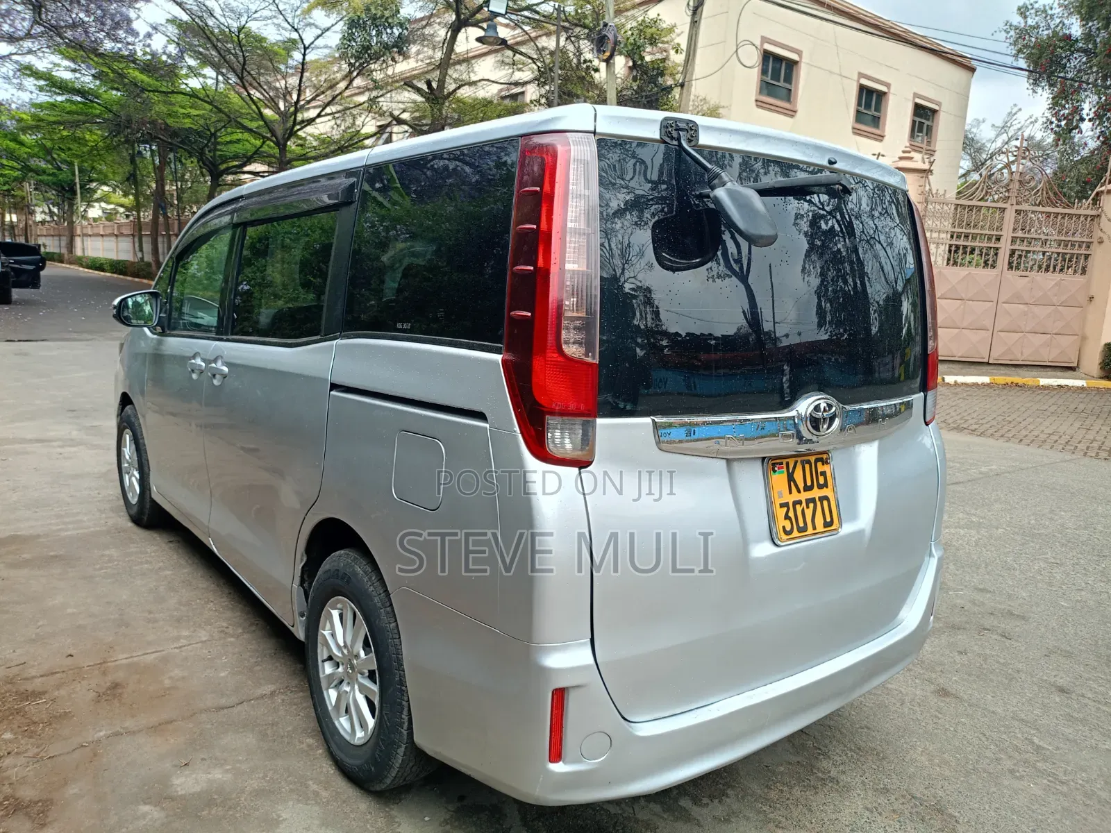 Toyota Noah 2016 Silver