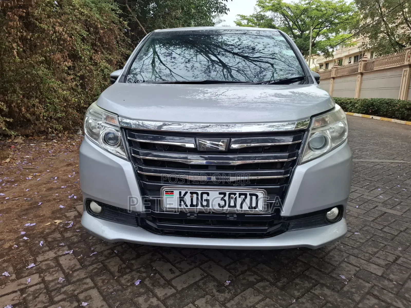 Toyota Noah 2.0 FWD (8 Seater) 2015 Silver