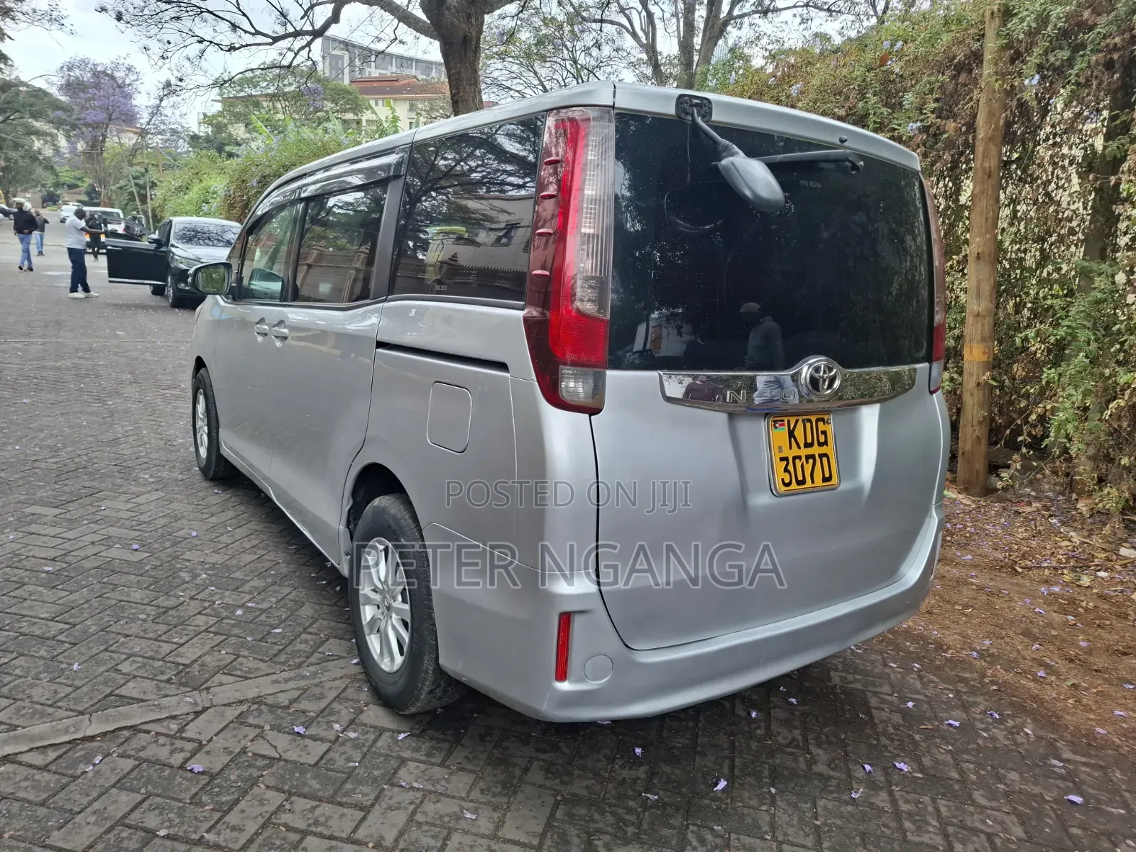 Toyota Noah 2.0 FWD (8 Seater) 2015 Silver