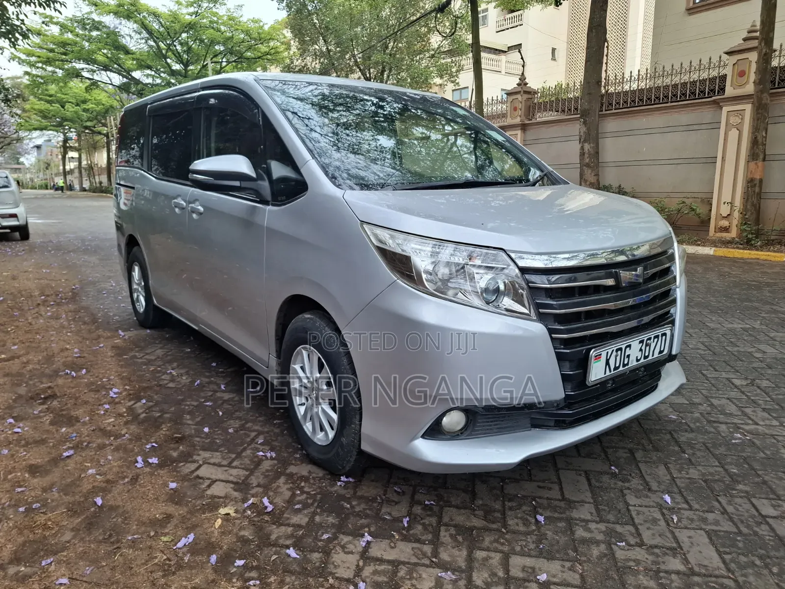 Toyota Noah 2.0 FWD (8 Seater) 2015 Silver