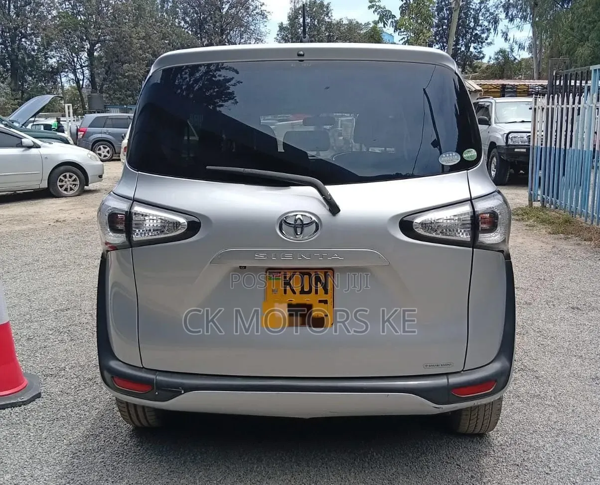 Toyota Sienta 1.5 AWD 2016 Silver