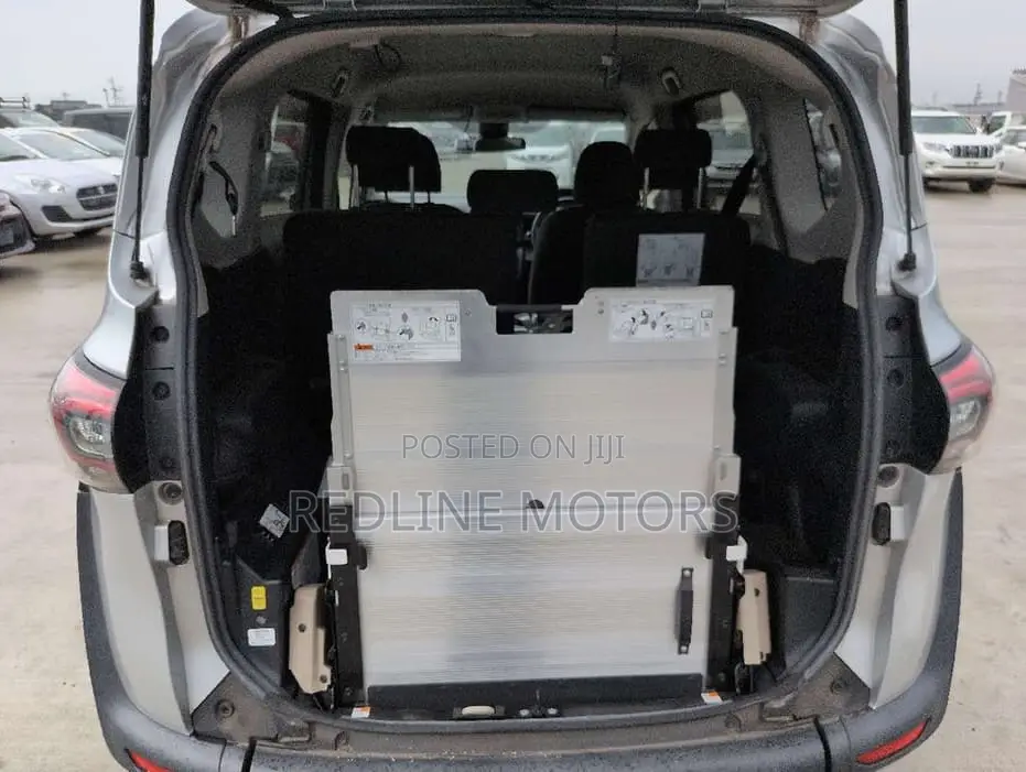 Toyota Sienta 1.5 AWD 2019 Silver