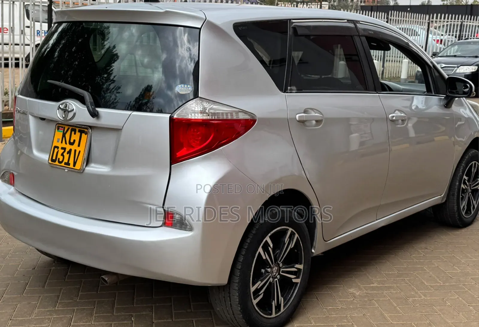 Toyota Ractis 2012 Silver