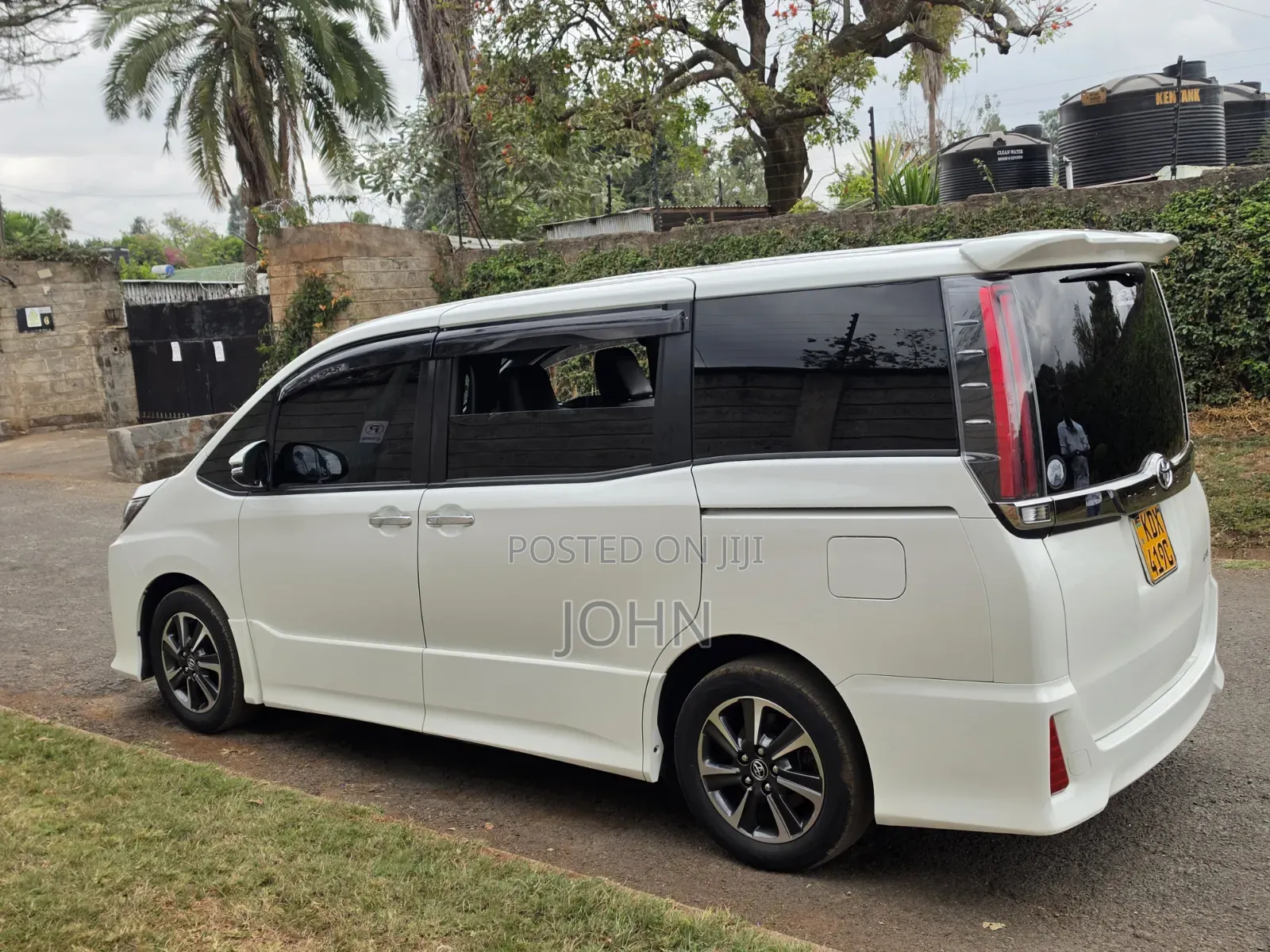 Toyota Noah 2.0 AWD (7 Seater) 2018 Pearl