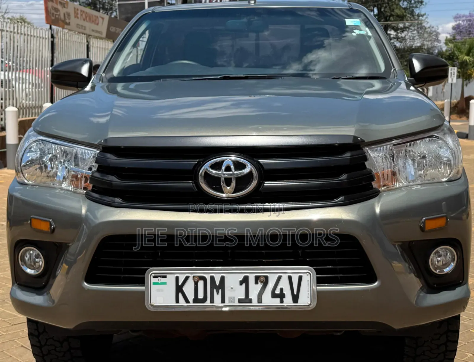 Toyota Hilux 2023 Brown