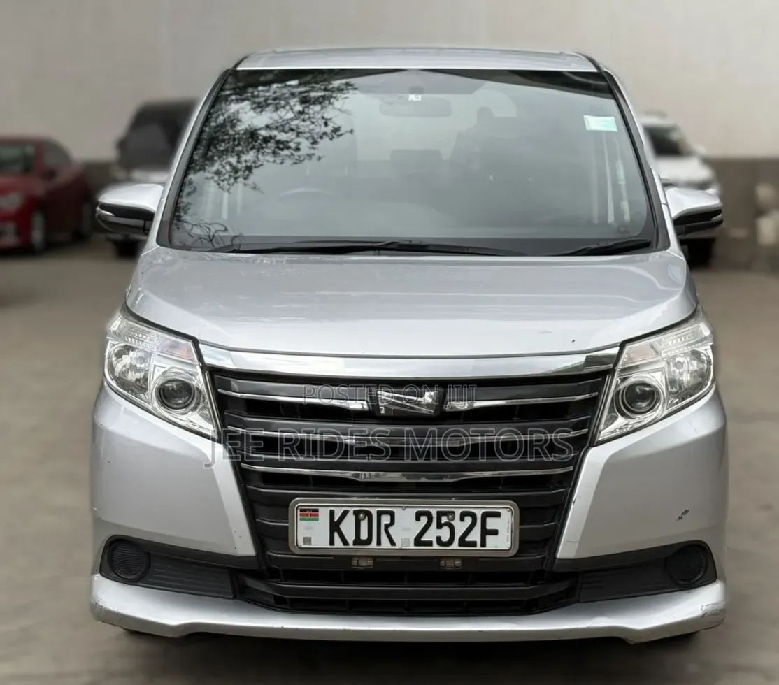 Toyota Noah 2017 Silver