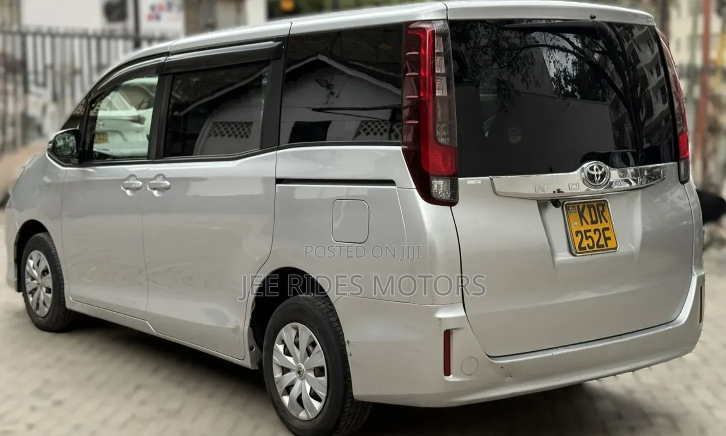 Toyota Noah 2017 Silver