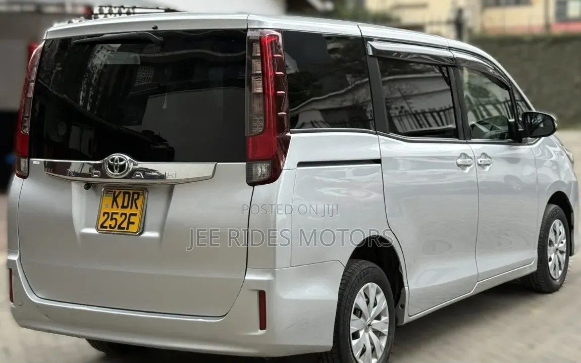 Toyota Noah 2017 Silver