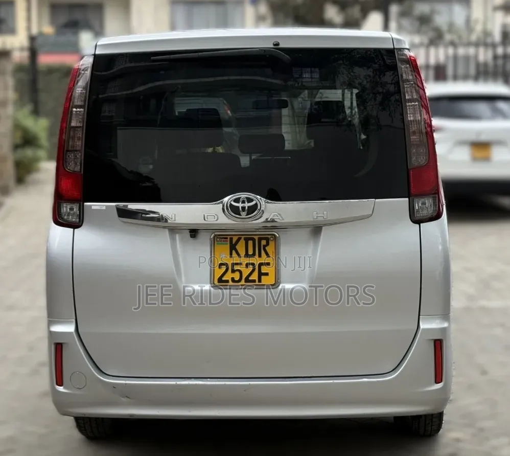 Toyota Noah 2017 Silver