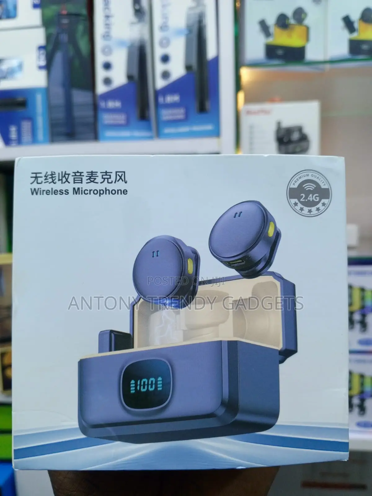Q8 Dual Phone Microphones With LED Digital Charging Case