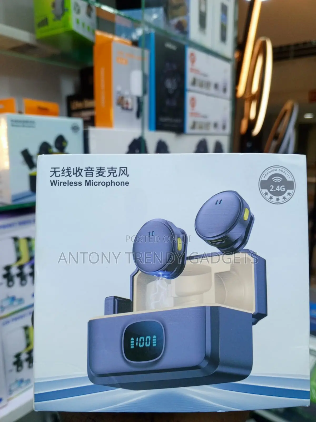 Q8 Dual Phone Microphones With LED Digital Charging Case
