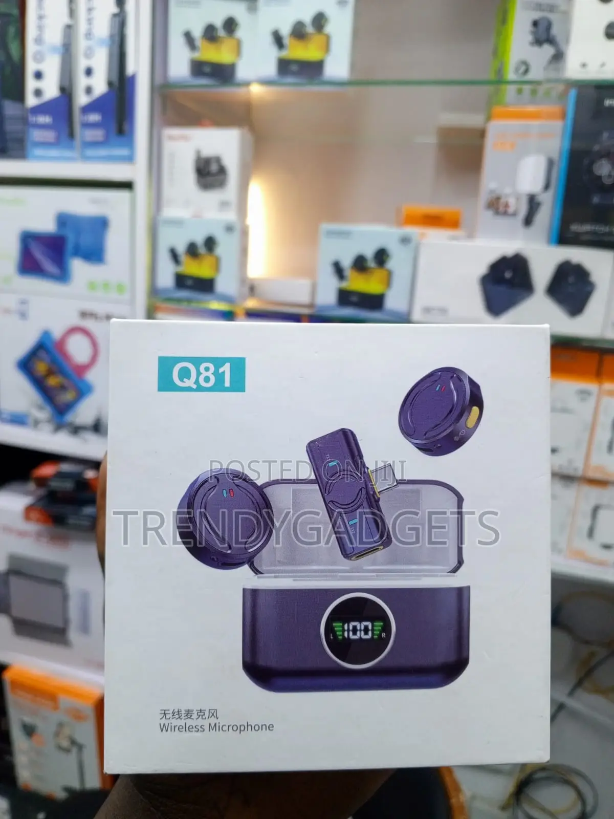 Q81 Wireless Lapel Mic Set With Digital Display Charging Case