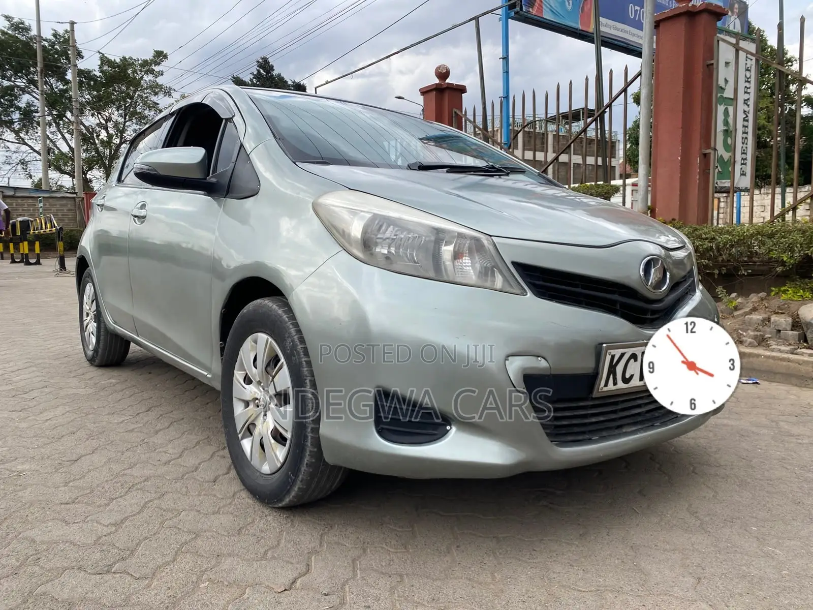 Toyota Vitz 1.3 FWD 5dr 2012 Silver