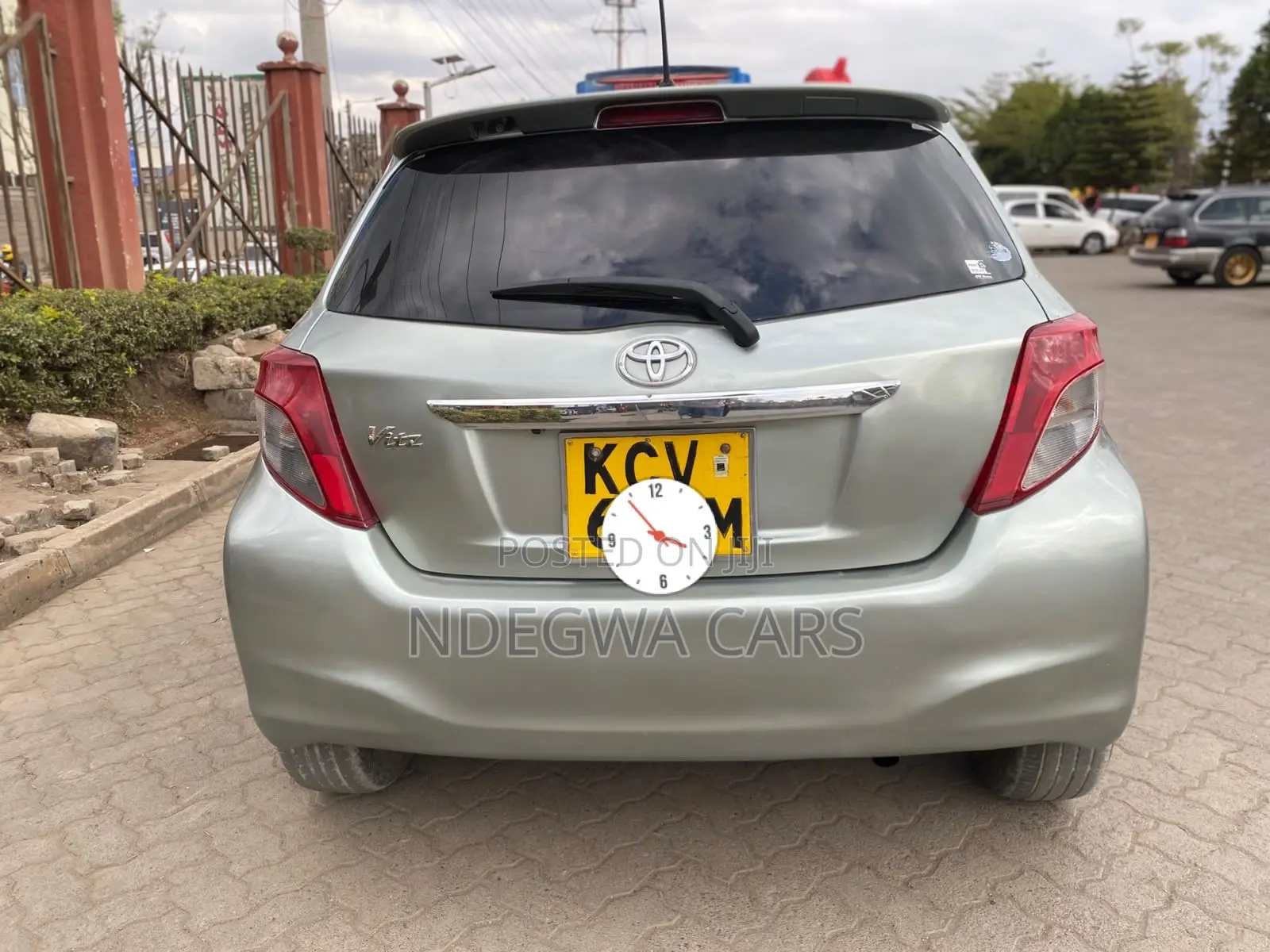Toyota Vitz 1.3 FWD 5dr 2012 Silver