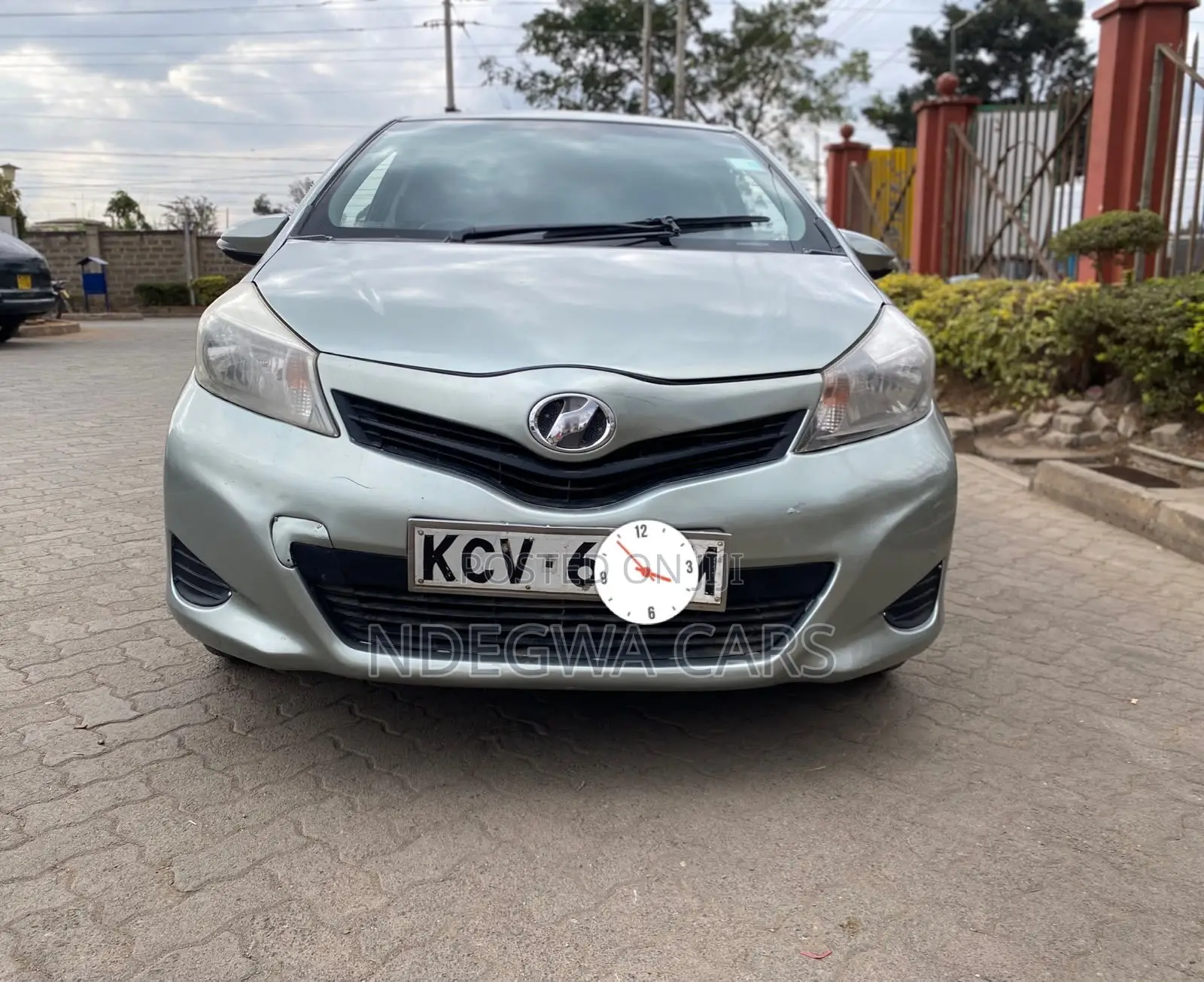 Toyota Vitz 1.3 FWD 5dr 2012 Silver