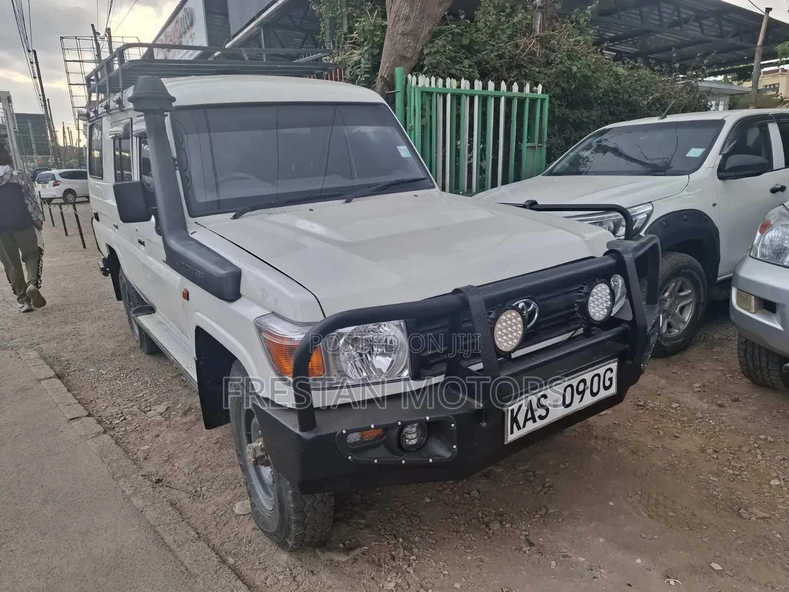 Toyota Land Cruiser 2005 White