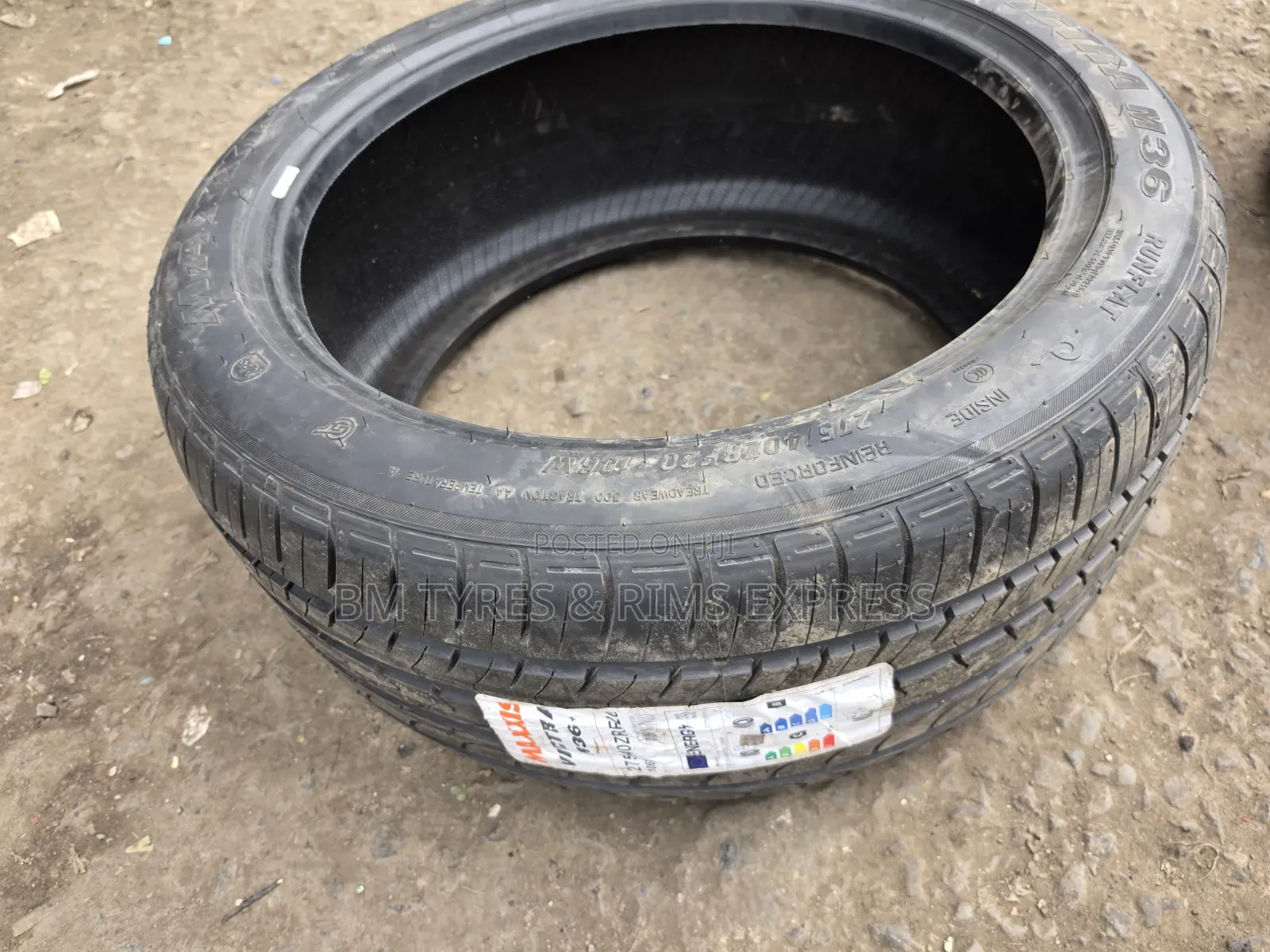 275 /40 R20 Maxxis Tires (Runflat)