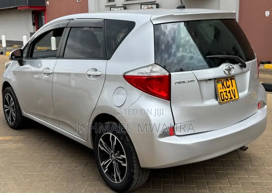 Toyota Ractis 1.5 FWD 2012 Silver