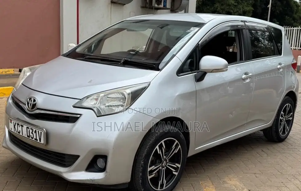 Toyota Ractis 1.5 FWD 2012 Silver