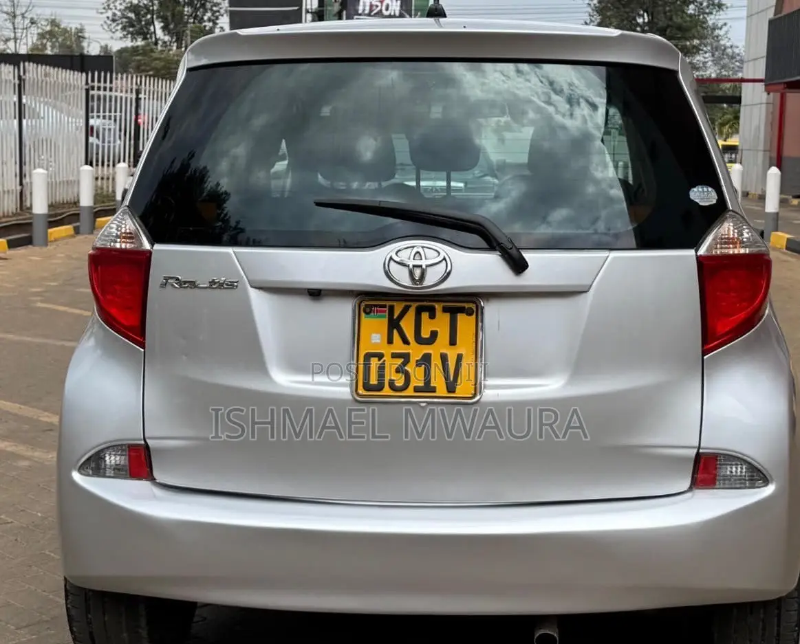 Toyota Ractis 1.5 FWD 2012 Silver
