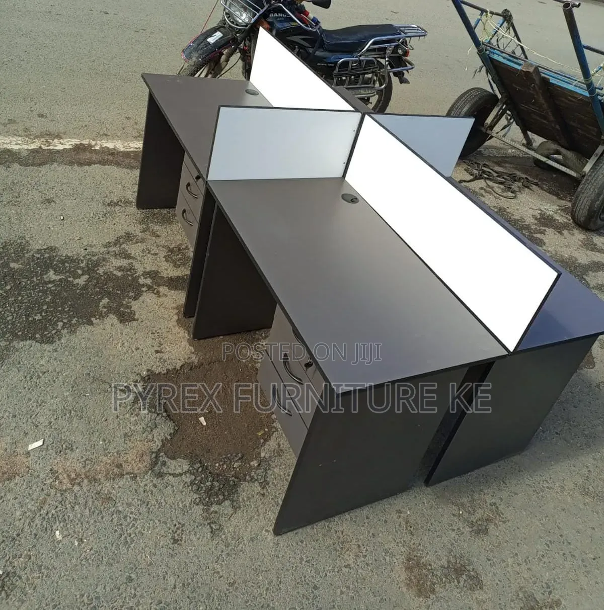 Minimalist Open Plan Cluster Workstation for Small Office