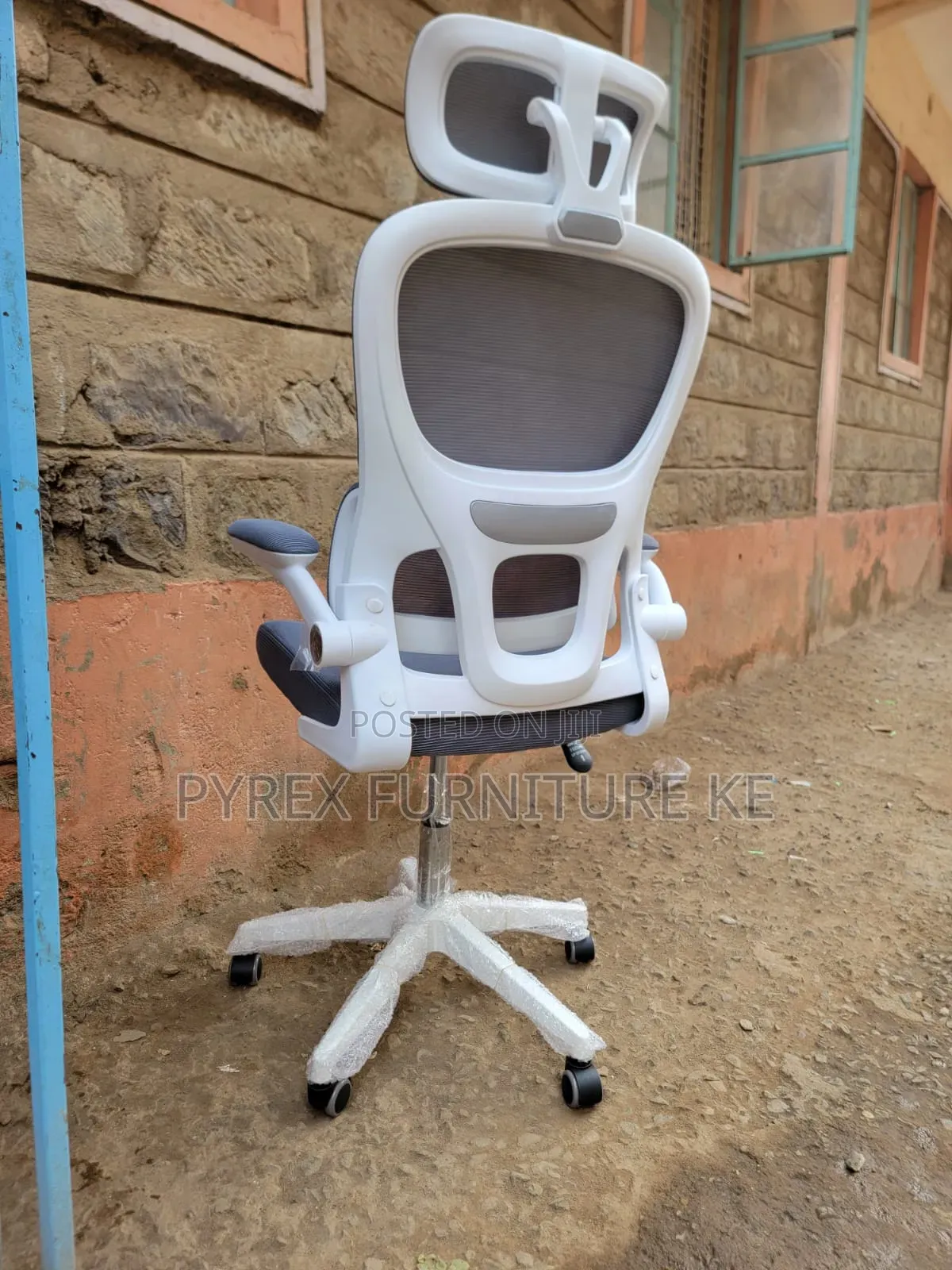 Modern Executive Swivel Chair With Adjustable Height and Armrests