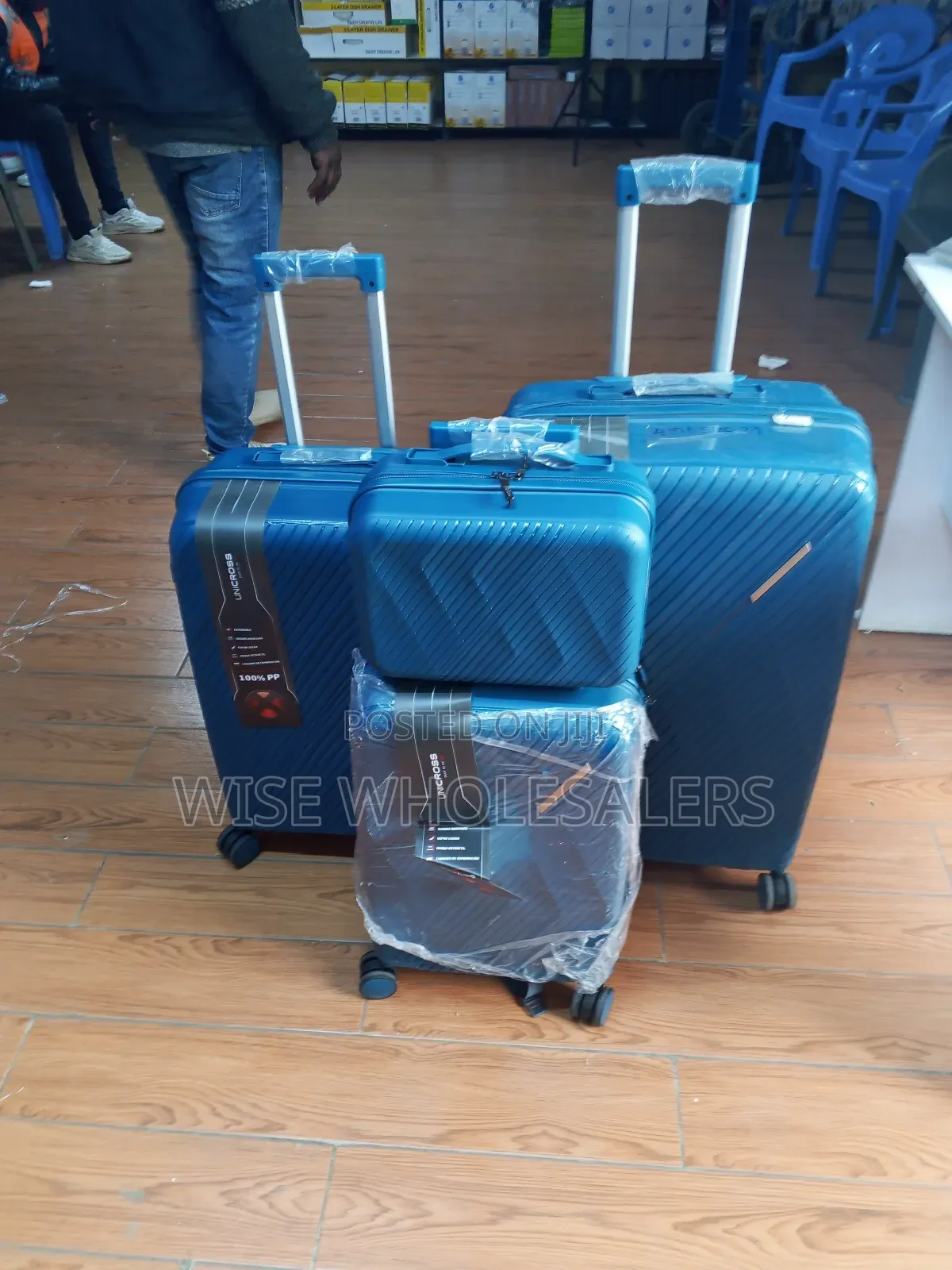4 in 1 Unbreakable Suitcase Set With Expansion Zip