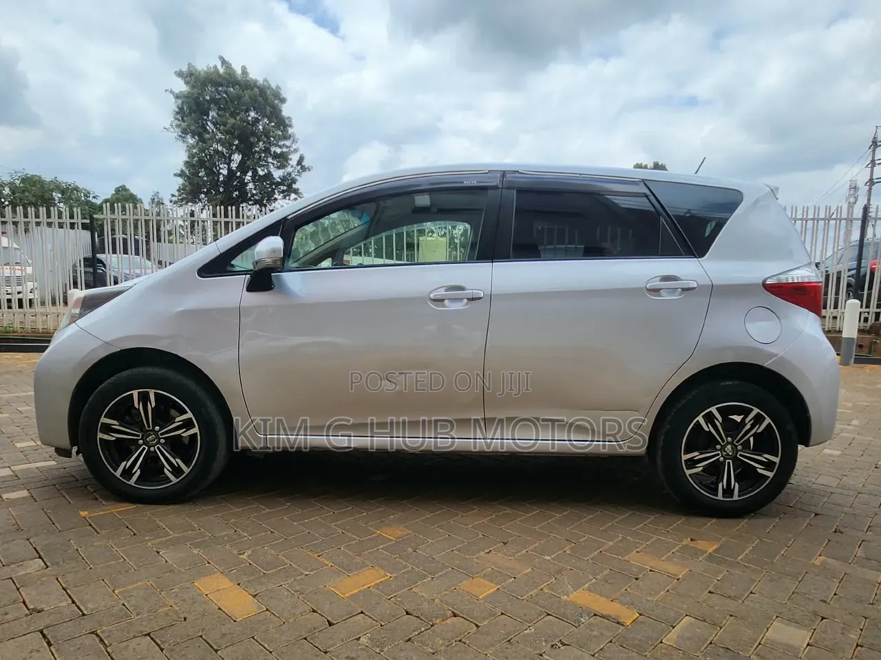 Toyota Ractis 1.5 FWD 2012 Silver