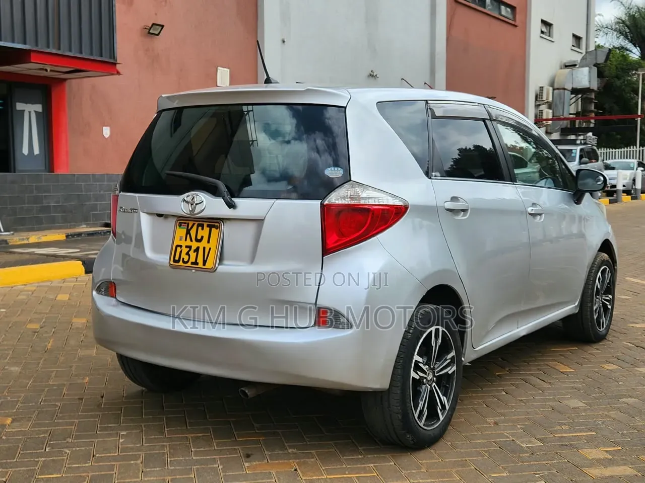 Toyota Ractis 1.5 FWD 2012 Silver