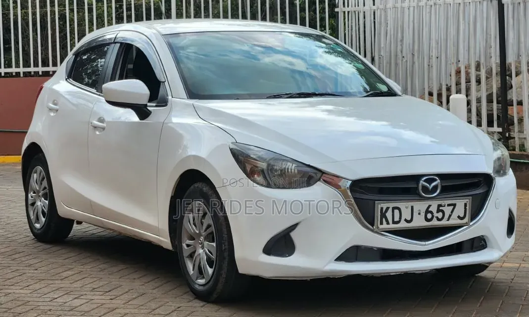 Mazda Demio 2016 Off white