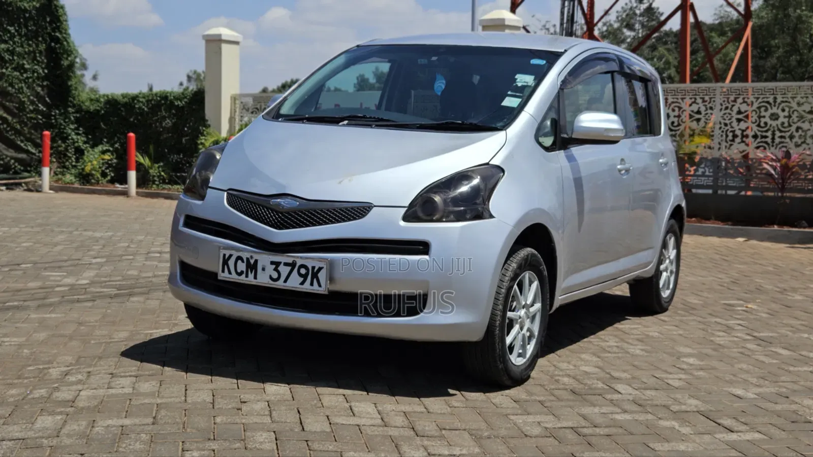 Toyota Ractis 1.3 FWD 2010 Silver