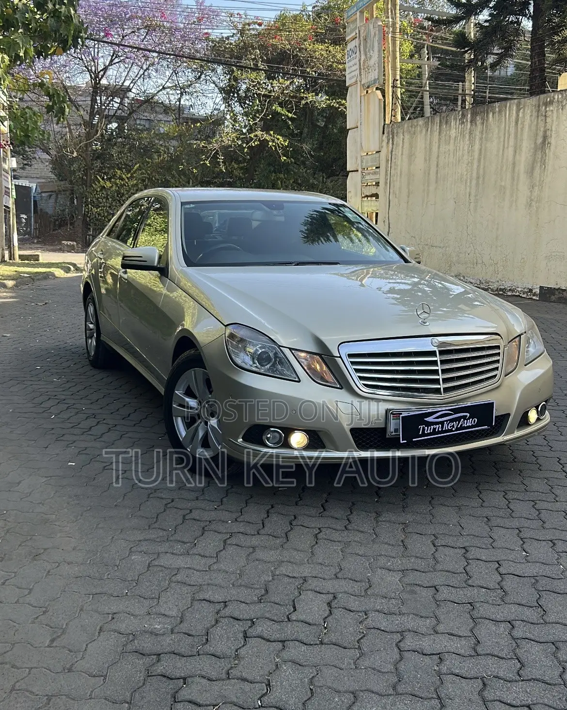 Mercedes-Benz E300 2011 Gold