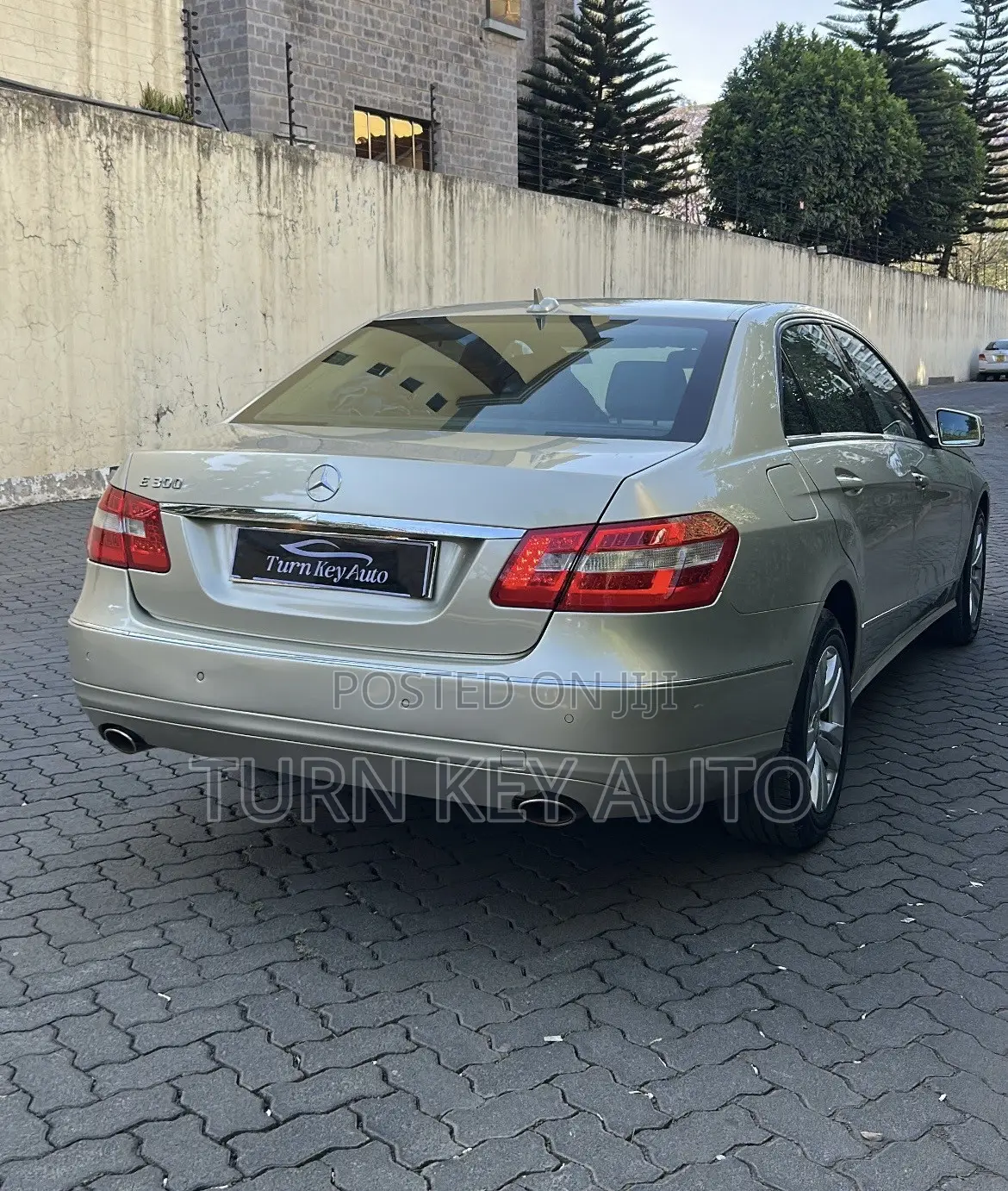 Mercedes-Benz E300 2011 Gold