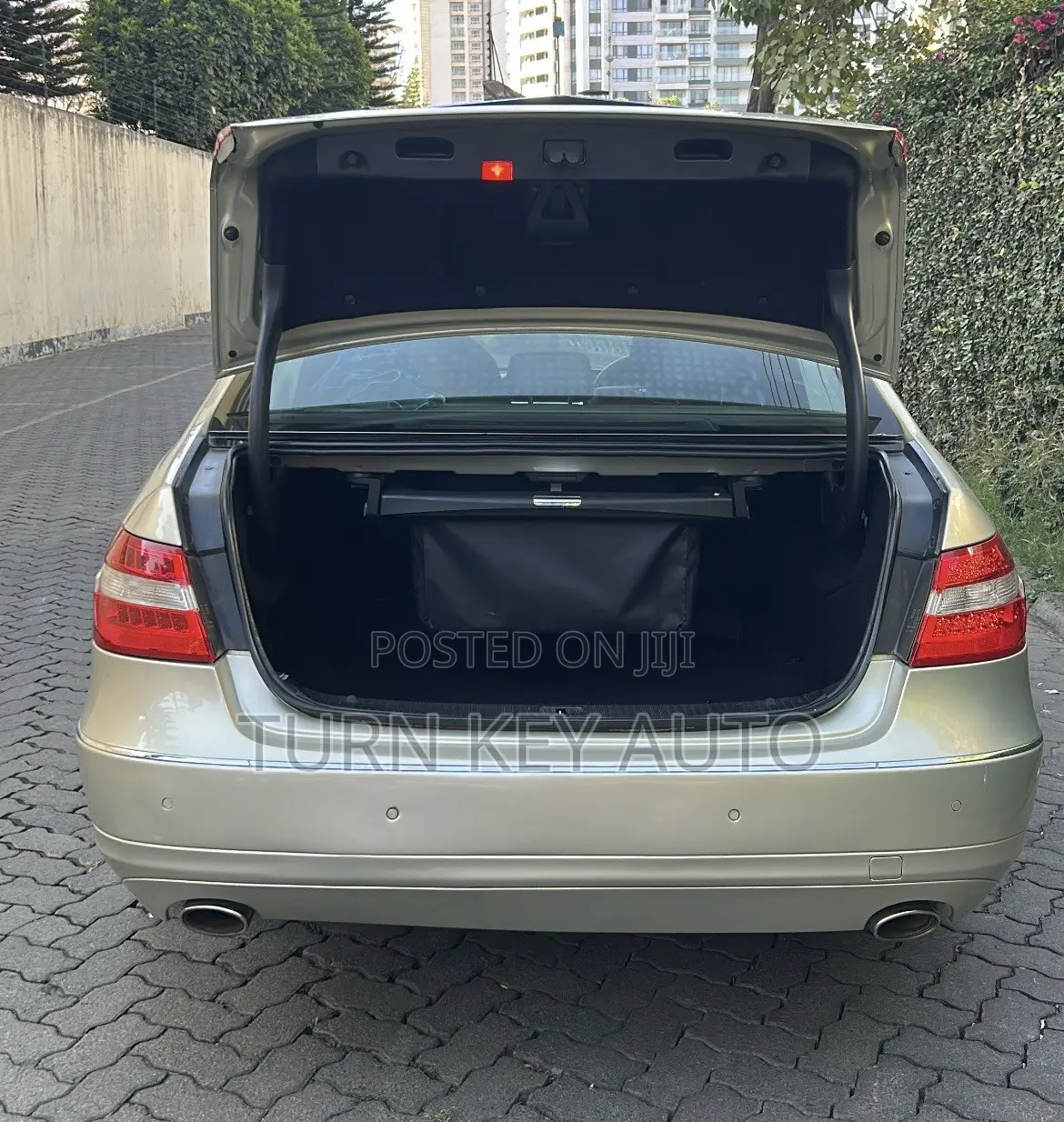 Mercedes-Benz E300 2011 Gold