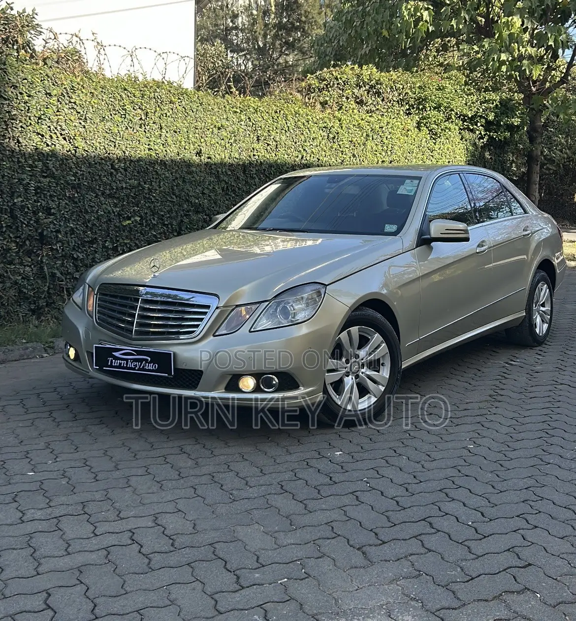 Mercedes-Benz E300 2011 Gold