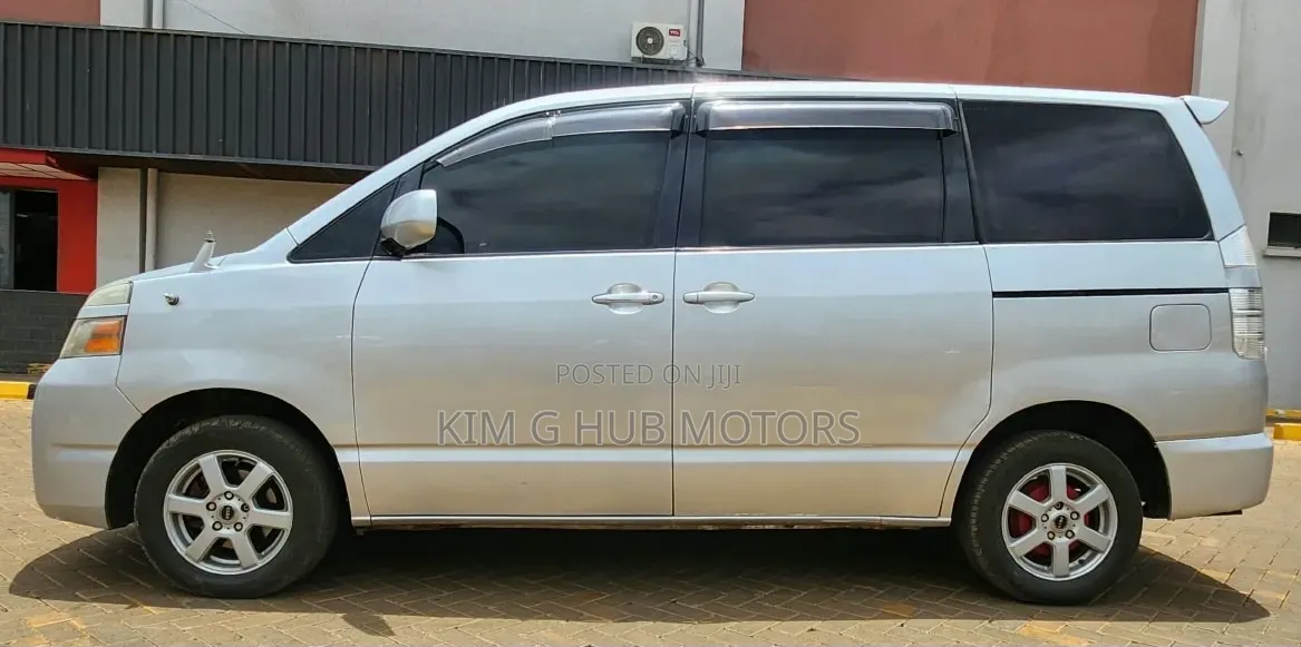 Toyota Voxy 2006 Silver