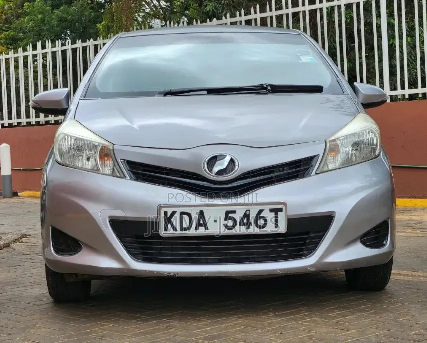 Toyota Vitz 2013 Silver