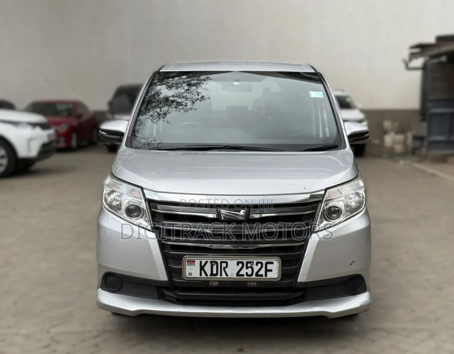 Toyota Noah 2017 Silver
